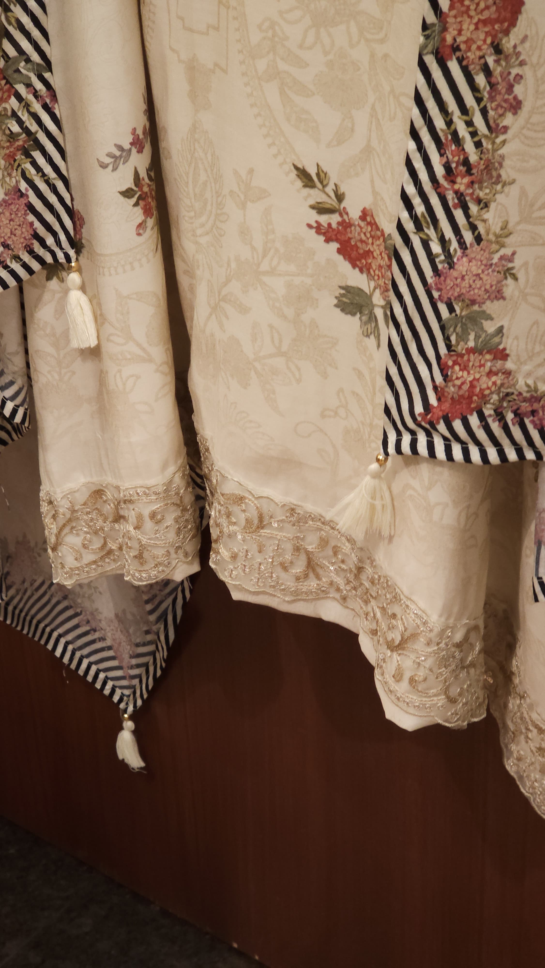 Pakistani Style Pure Muslin Suit in 2 Reverse Shades