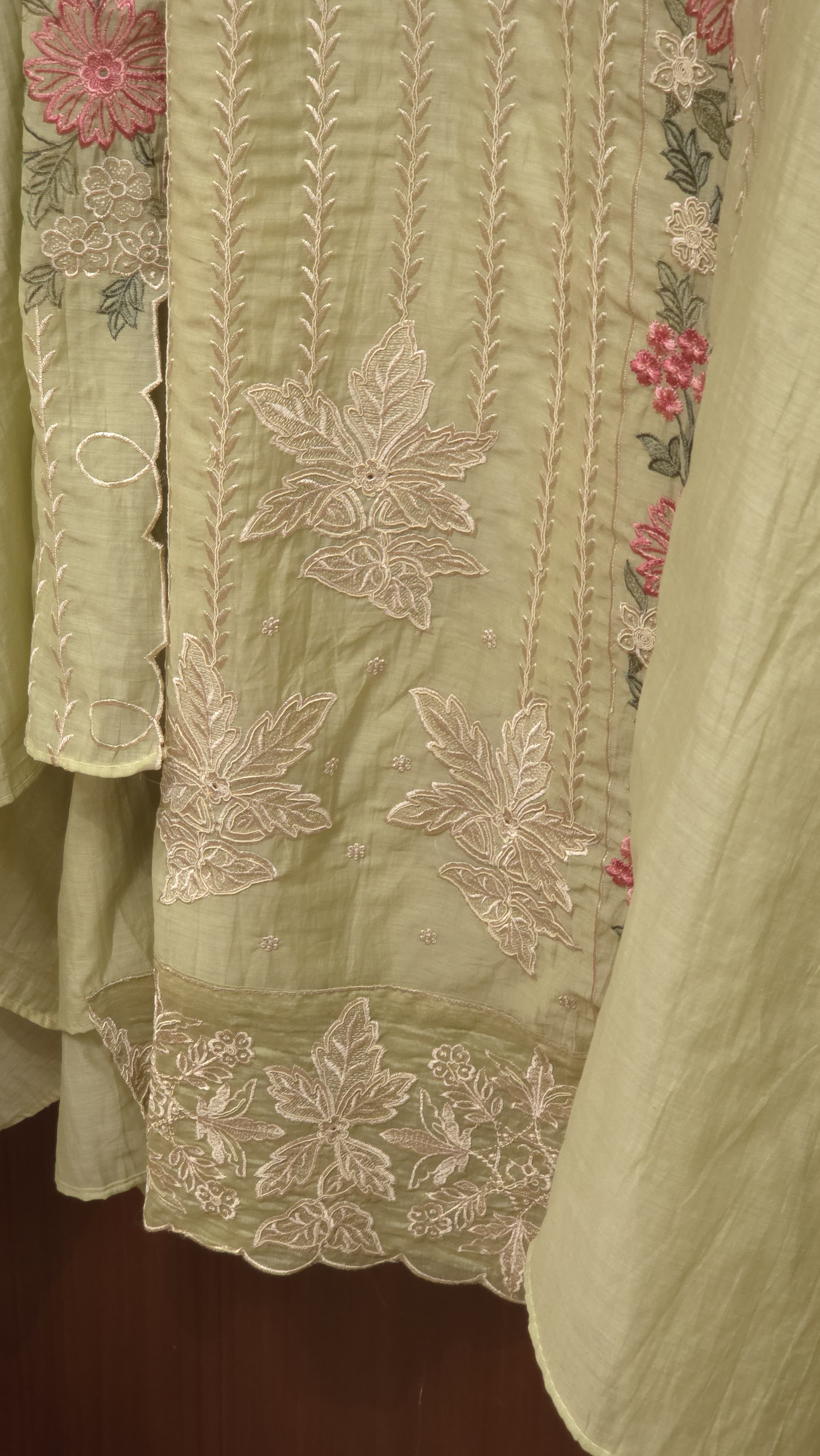 Elegant Mul Chanderi Suit in Threadwork
