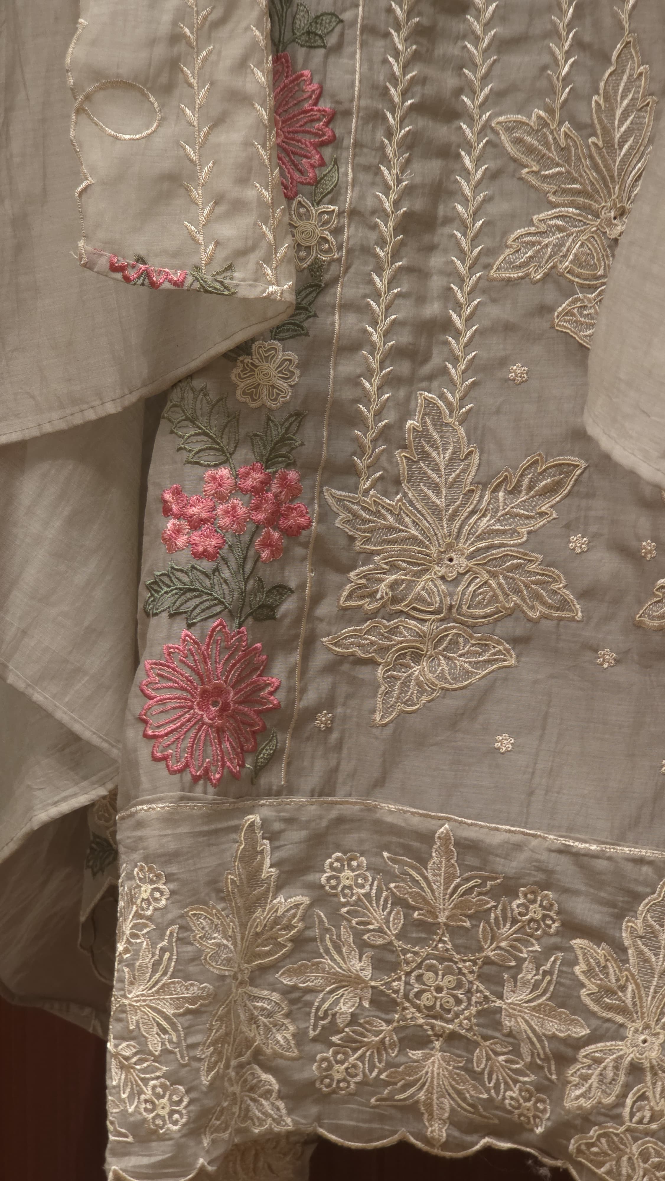 Elegant Mul Chanderi Suit in Threadwork