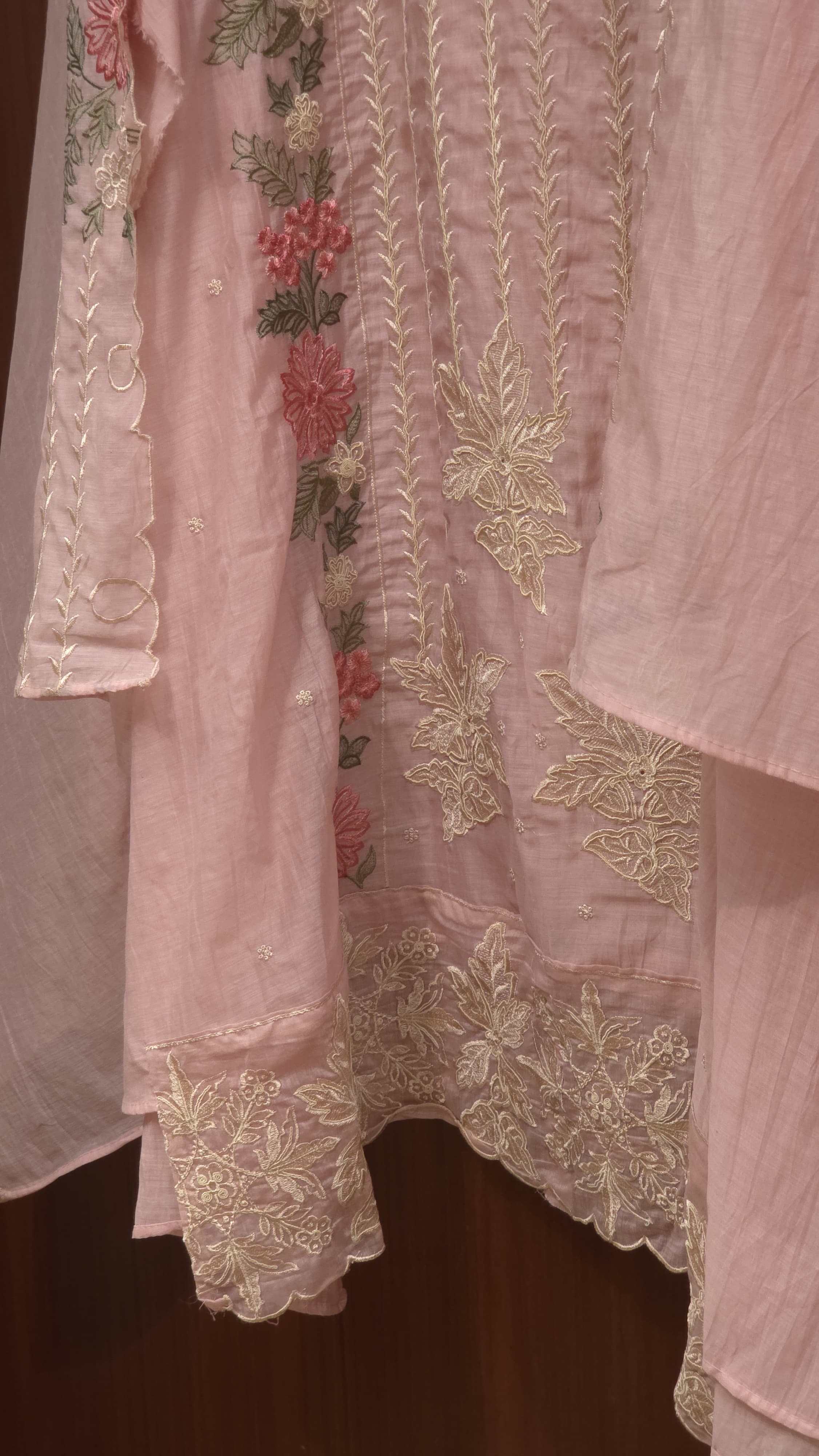 Elegant Mul Chanderi Suit in Threadwork