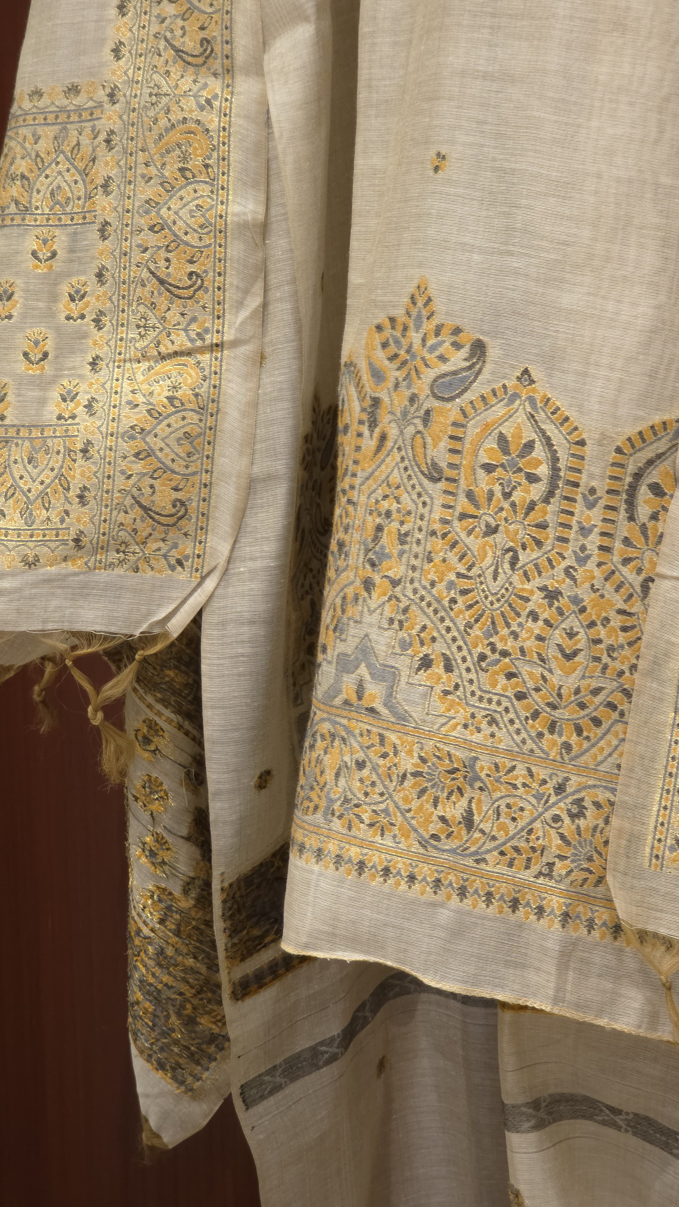 Jamdani Khaddi Weave Suit- A Rear Craft