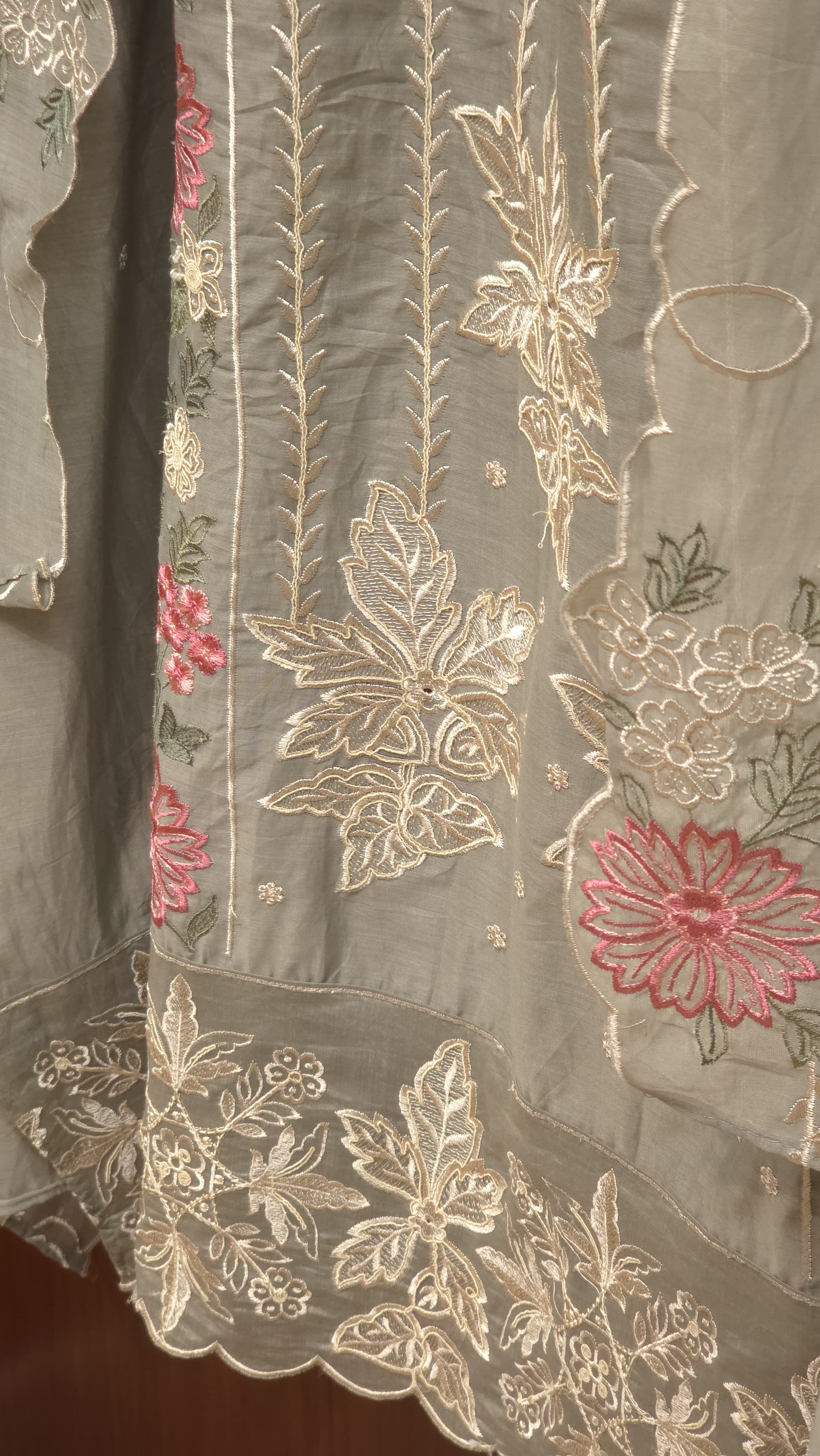 Elegant Mul Chanderi Suit in Threadwork