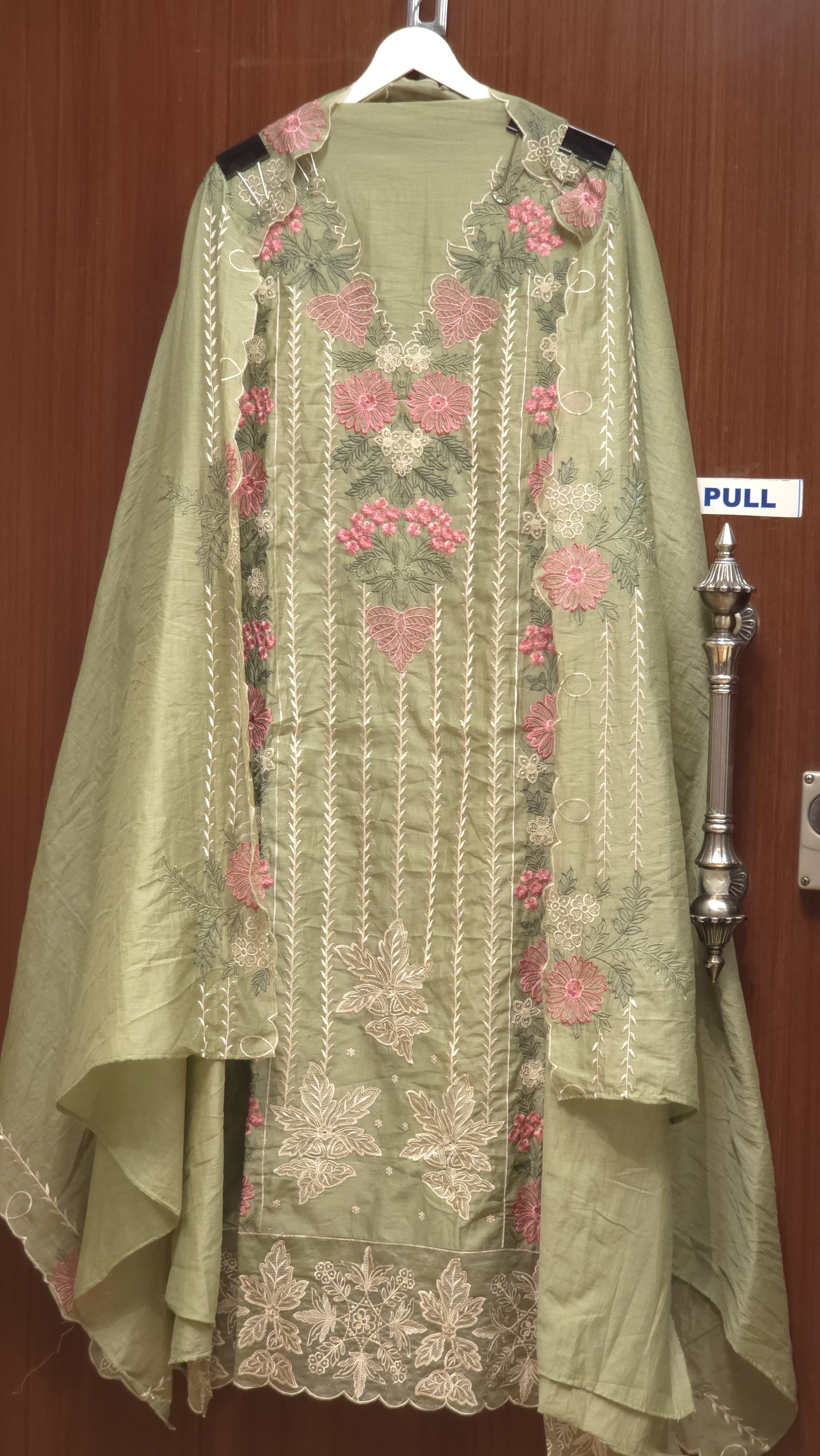 Elegant Mul Chanderi Suit in Threadwork