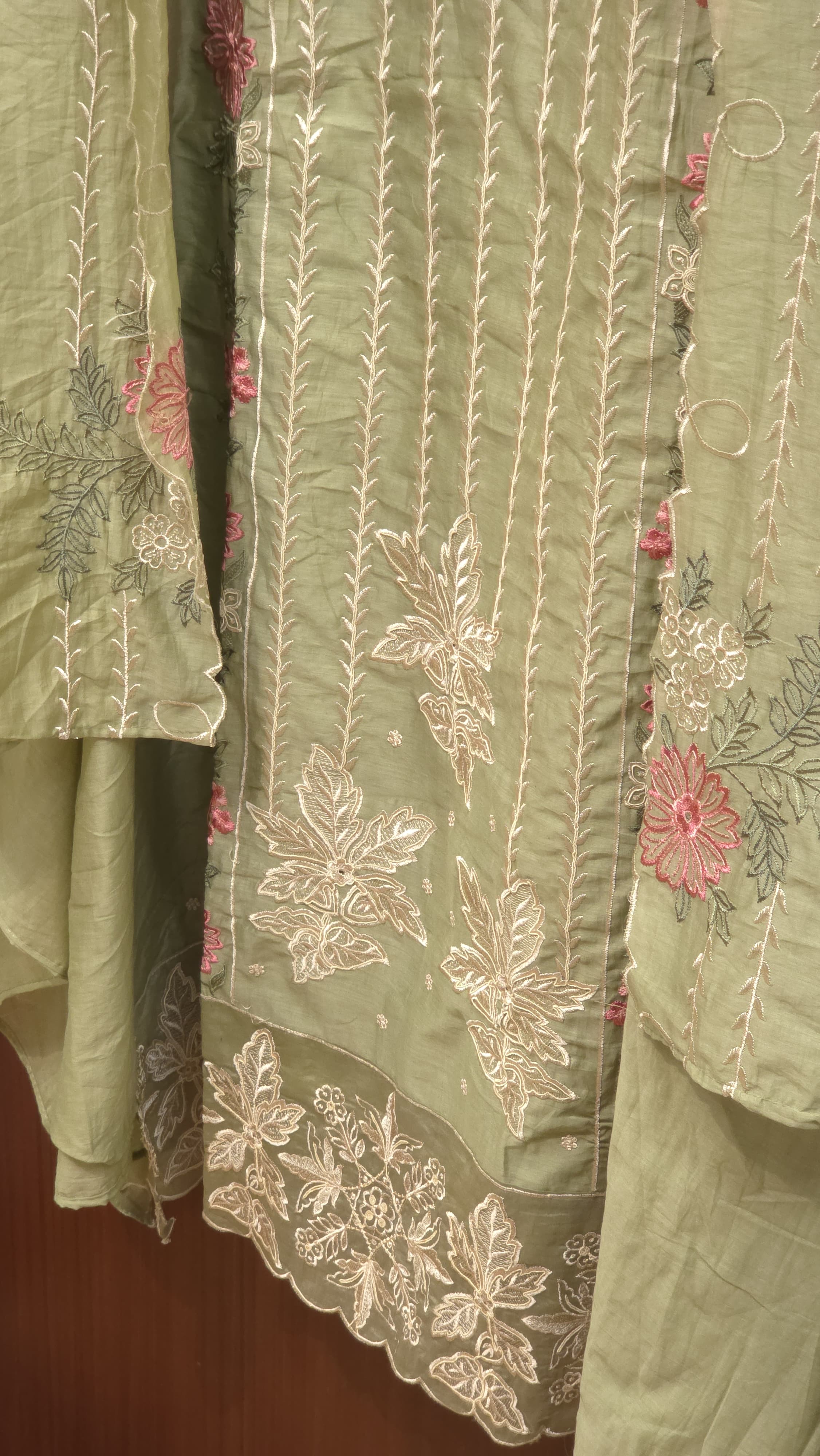 Elegant Mul Chanderi Suit in Threadwork
