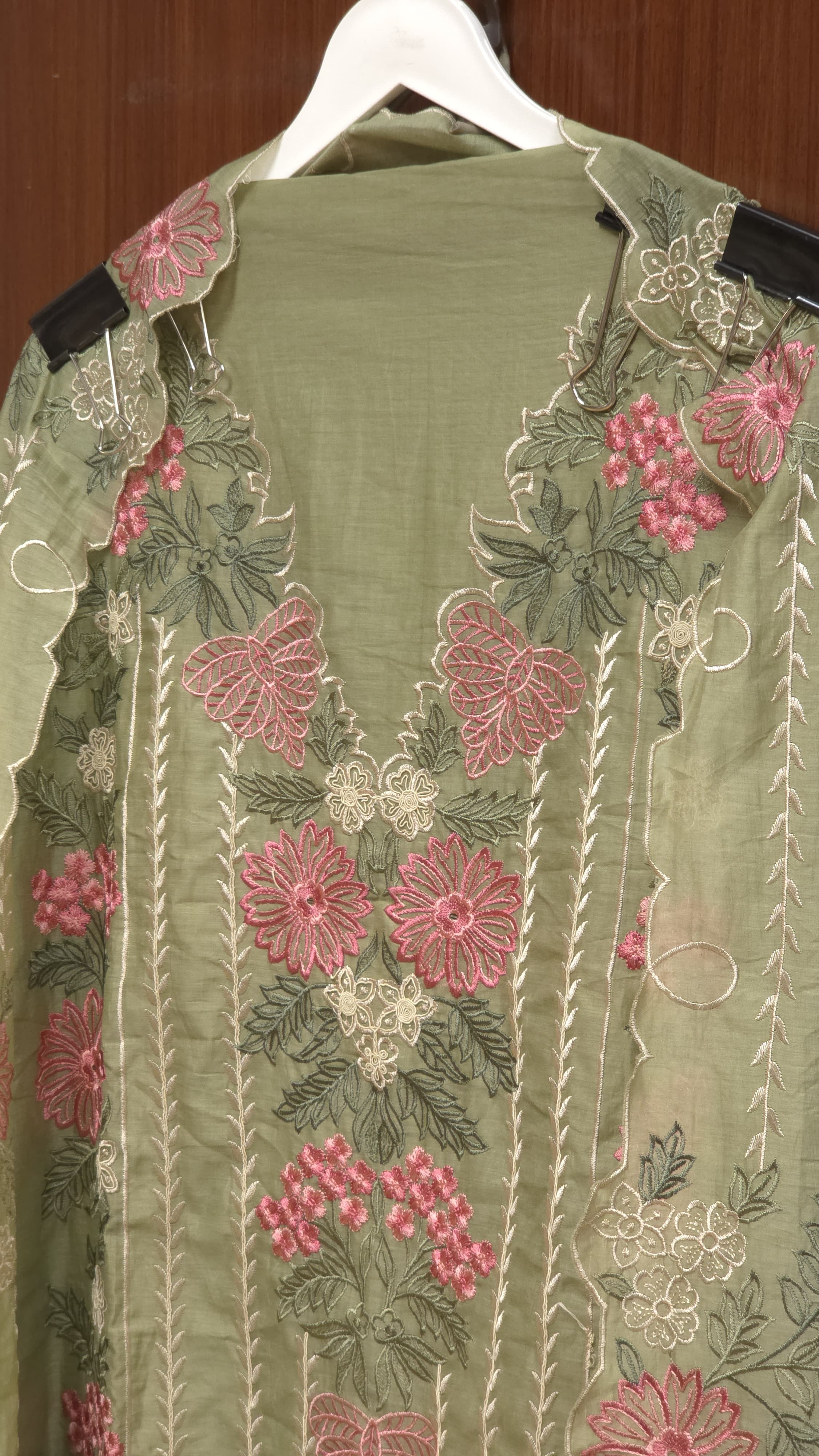 Elegant Mul Chanderi Suit in Threadwork
