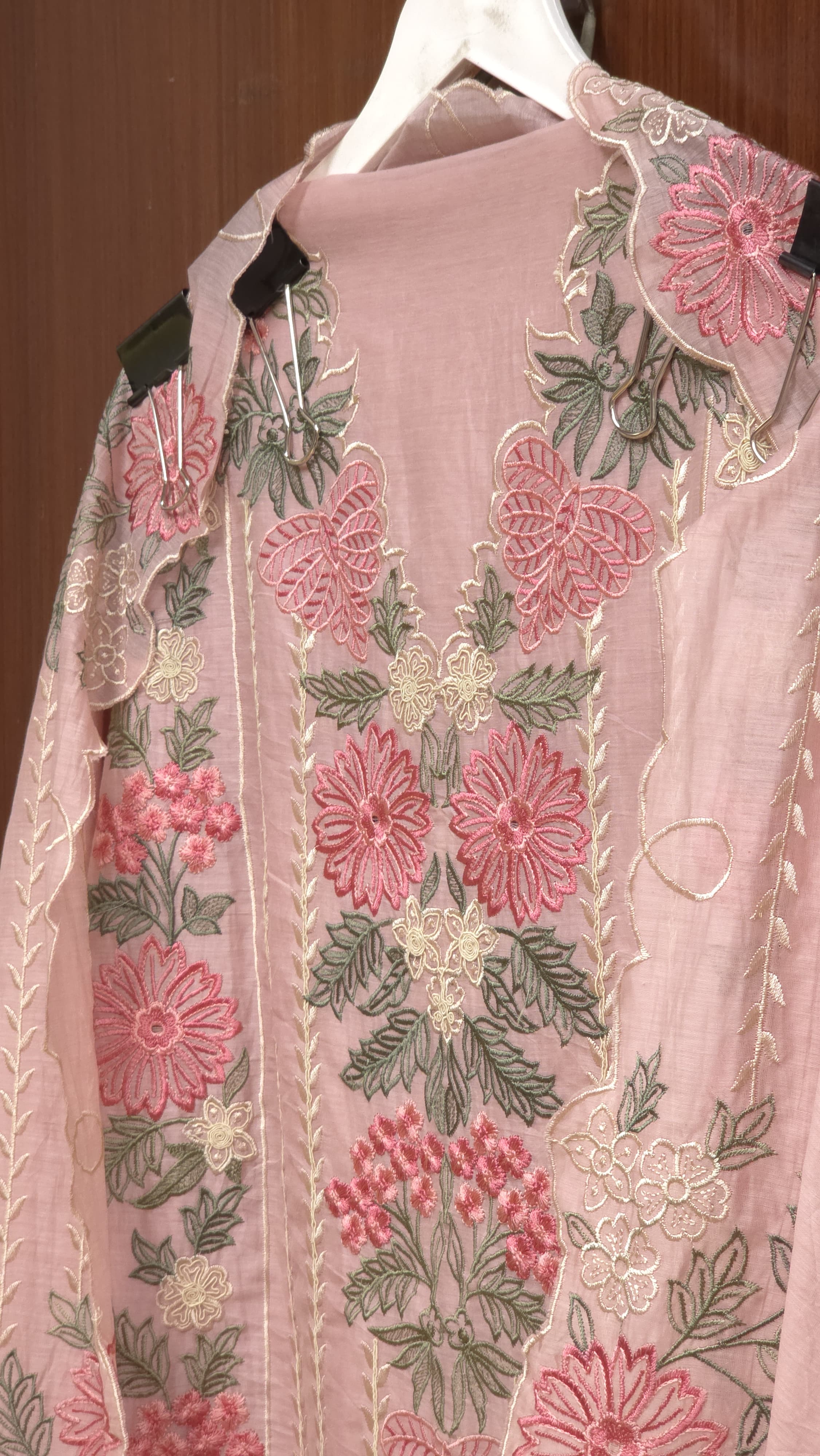 Elegant Mul Chanderi Suit in Threadwork