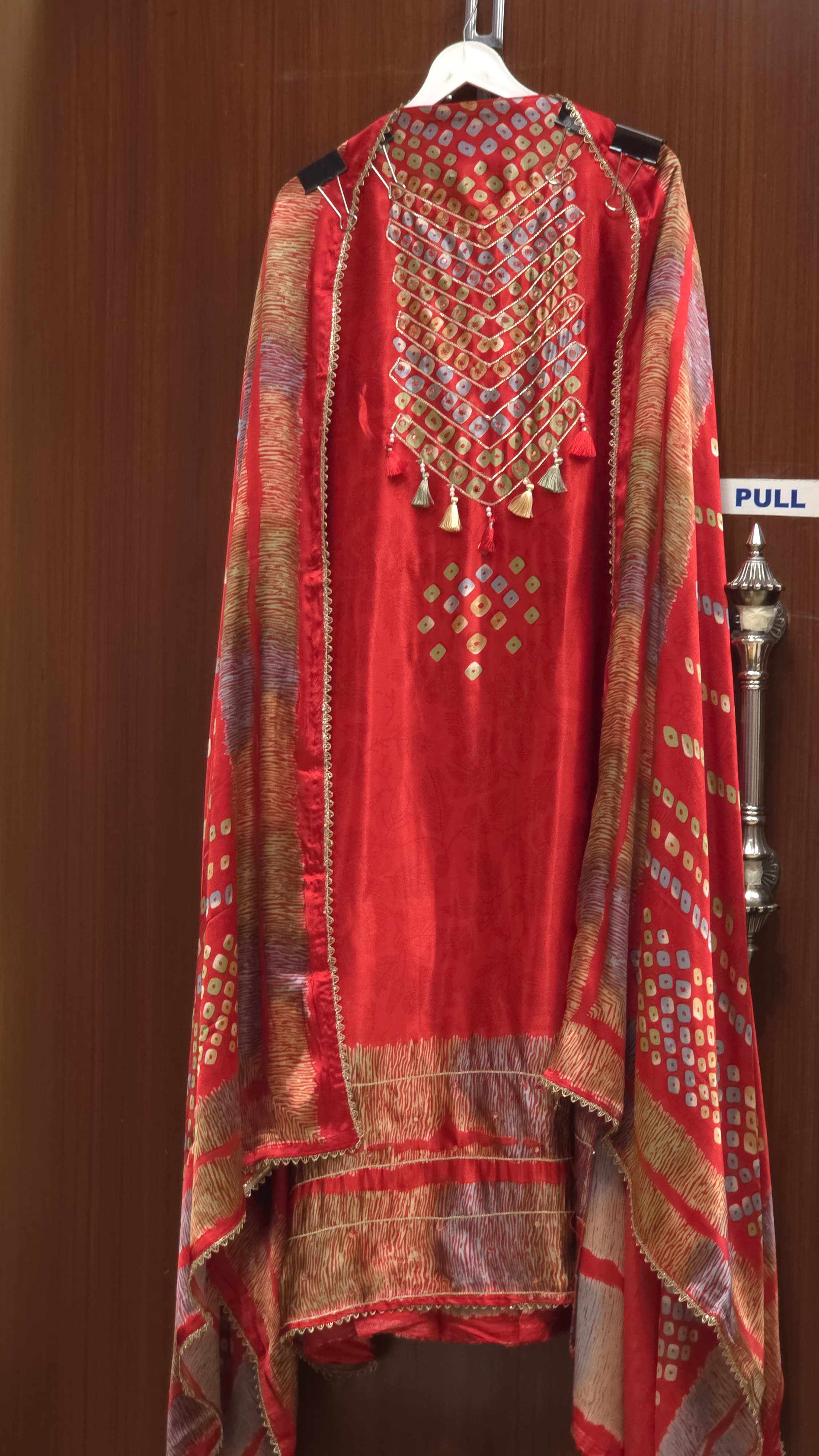 Gaji Silk 18.O with Tie & Dye Prints & Zari Gotta Work