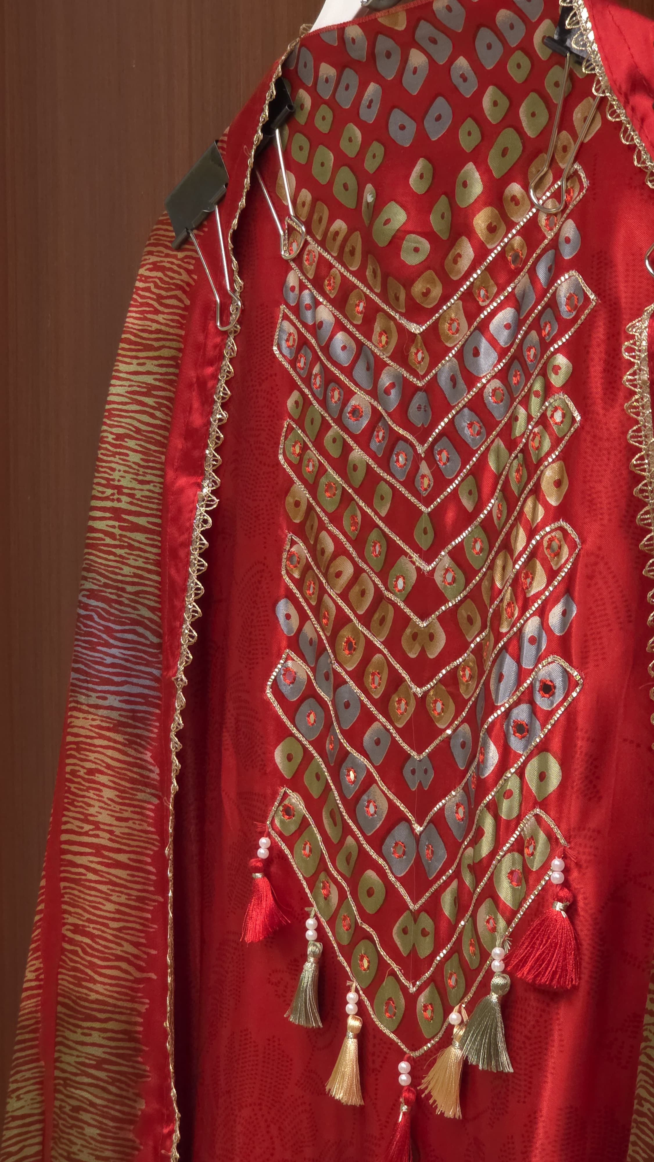Gaji Silk 18.O with Tie & Dye Prints & Zari Gotta Work