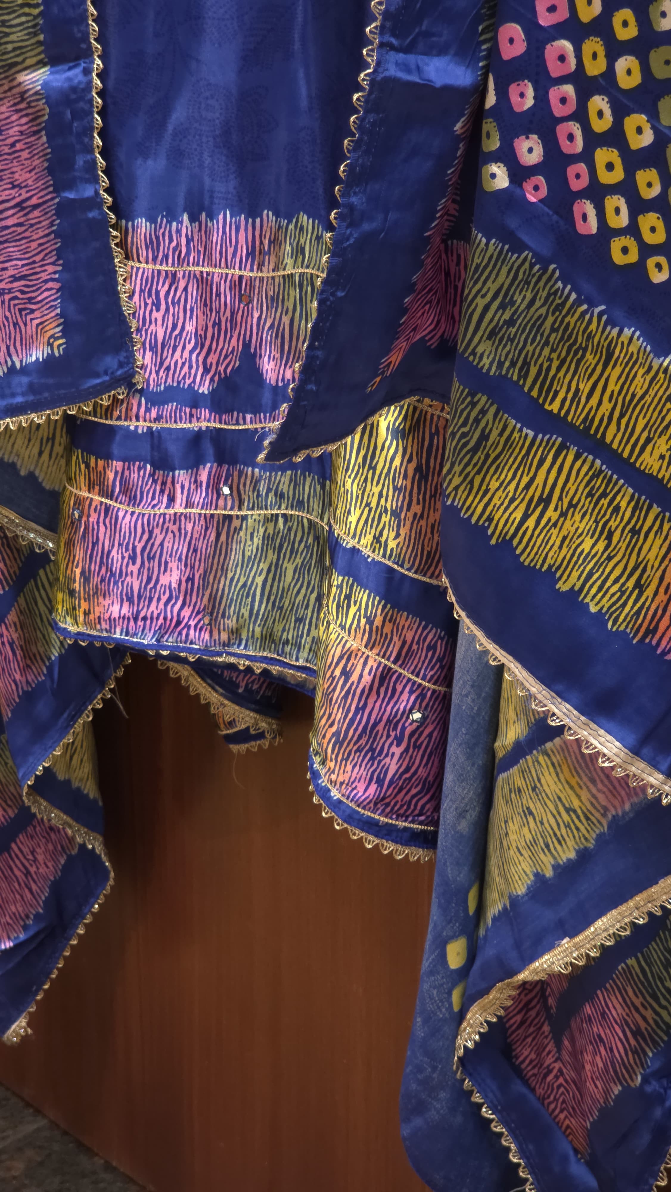 Gaji Silk 18.O with Tie & Dye Prints & Zari Gotta Work