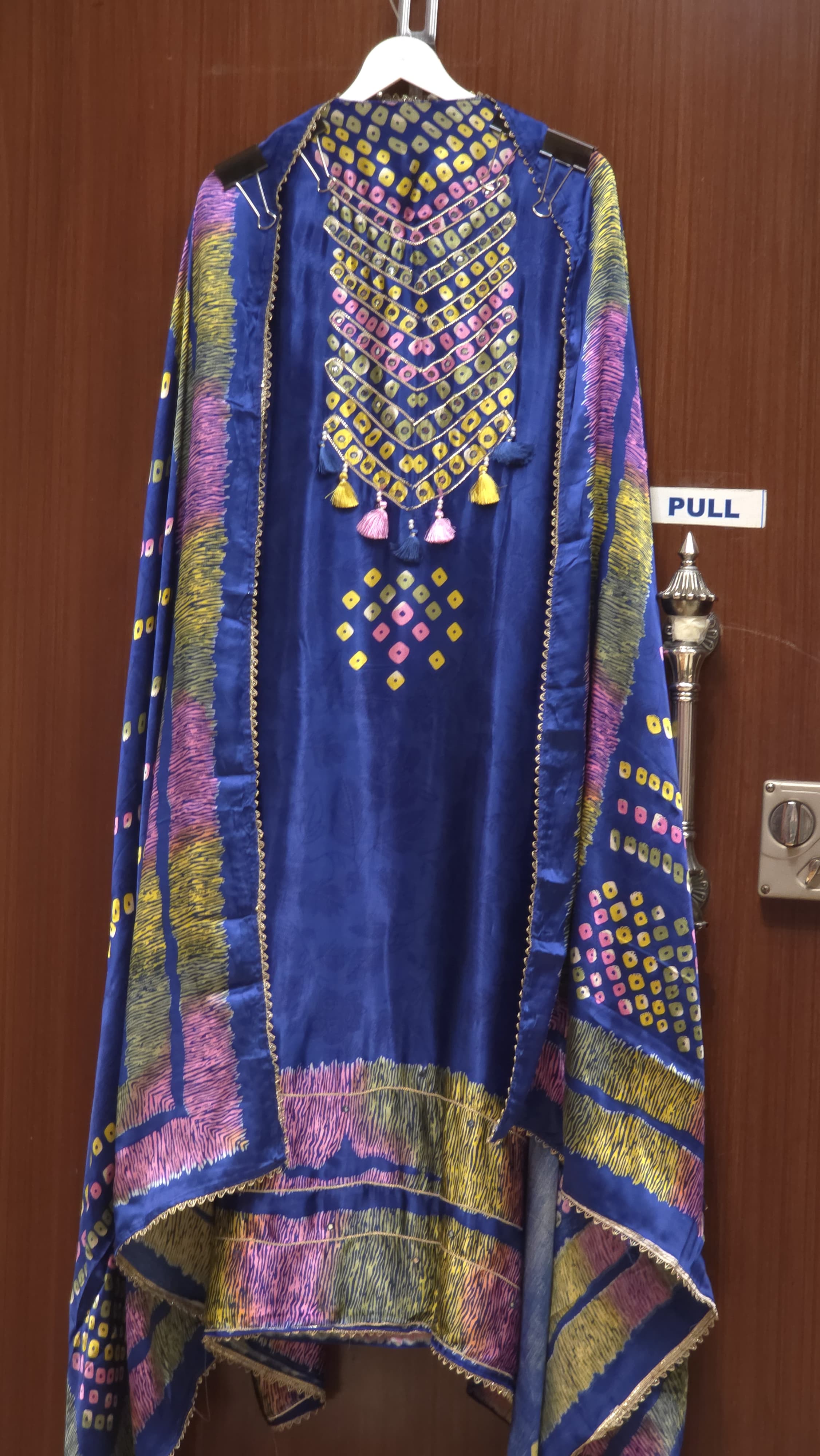 Gaji Silk 18.O with Tie & Dye Prints & Zari Gotta Work
