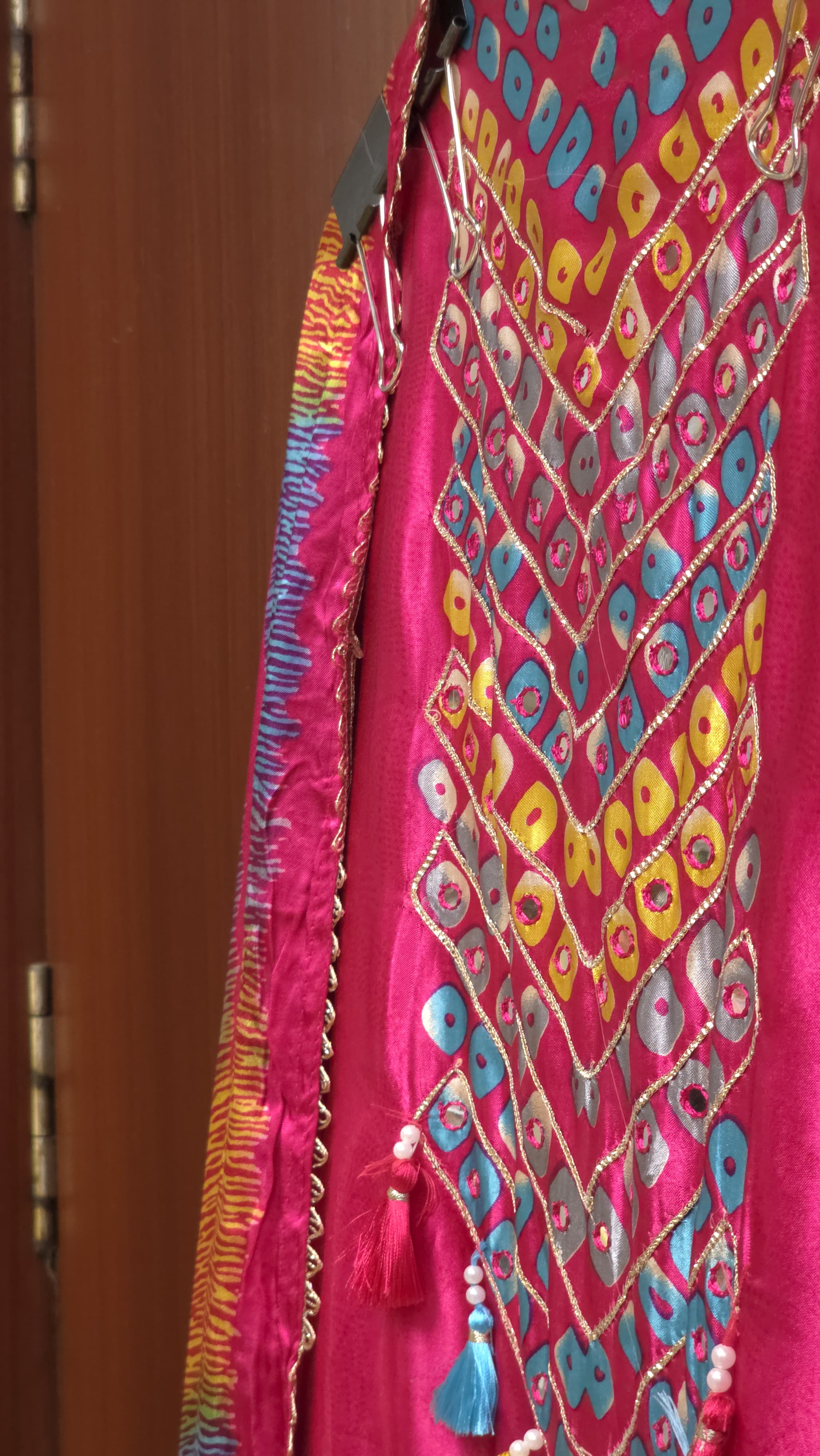 Gaji Silk 18.O with Tie & Dye Prints & Zari Gotta Work