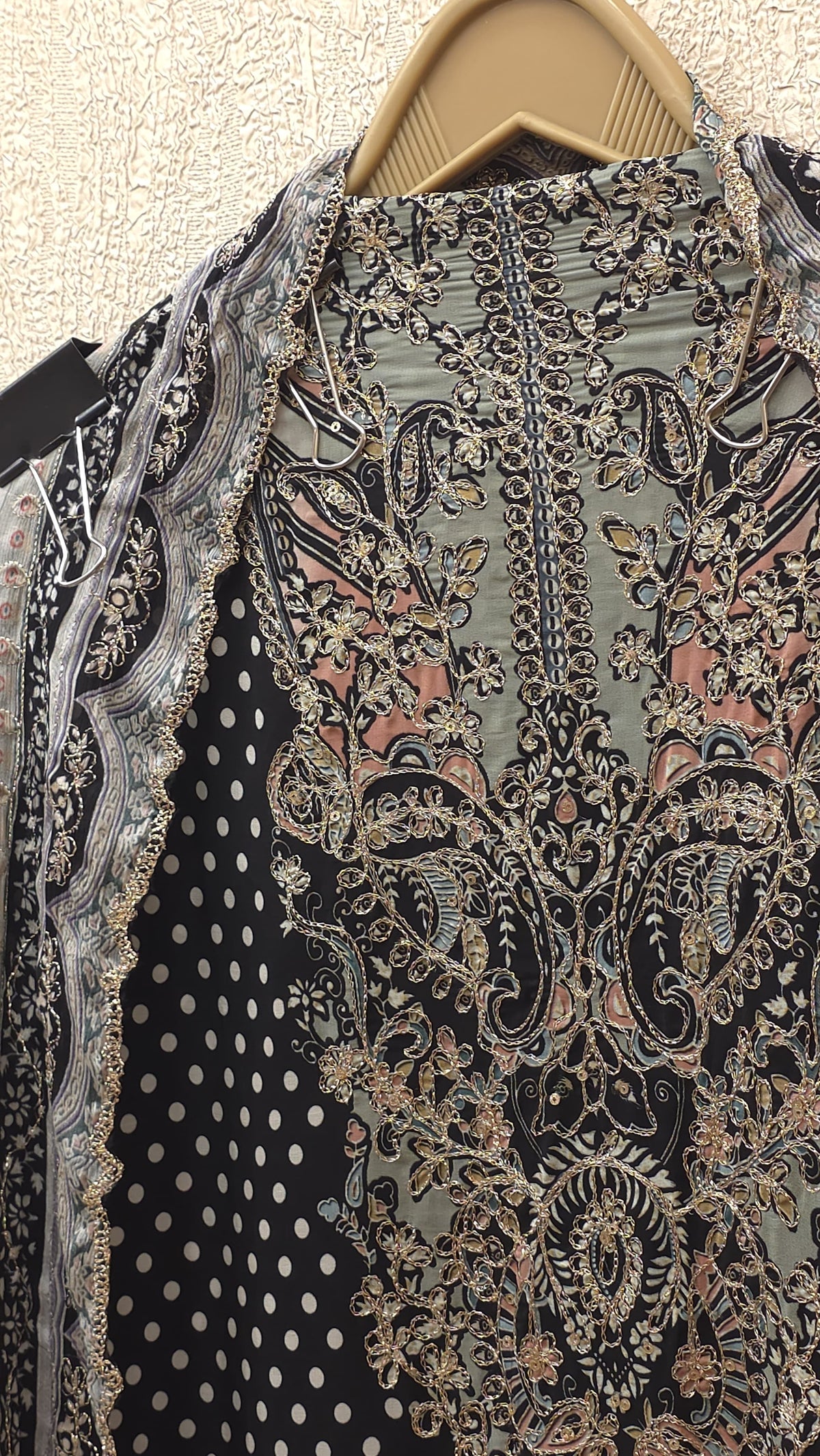 Crepe Zari-Ari Embroidery Suit