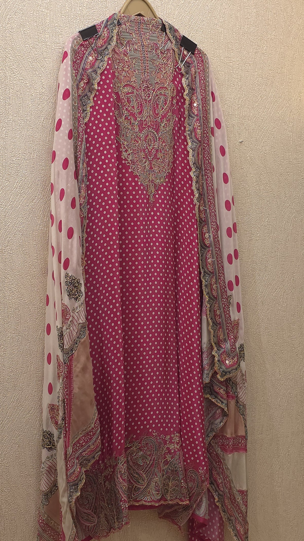 Crepe Zari-Ari Embroidery Suit