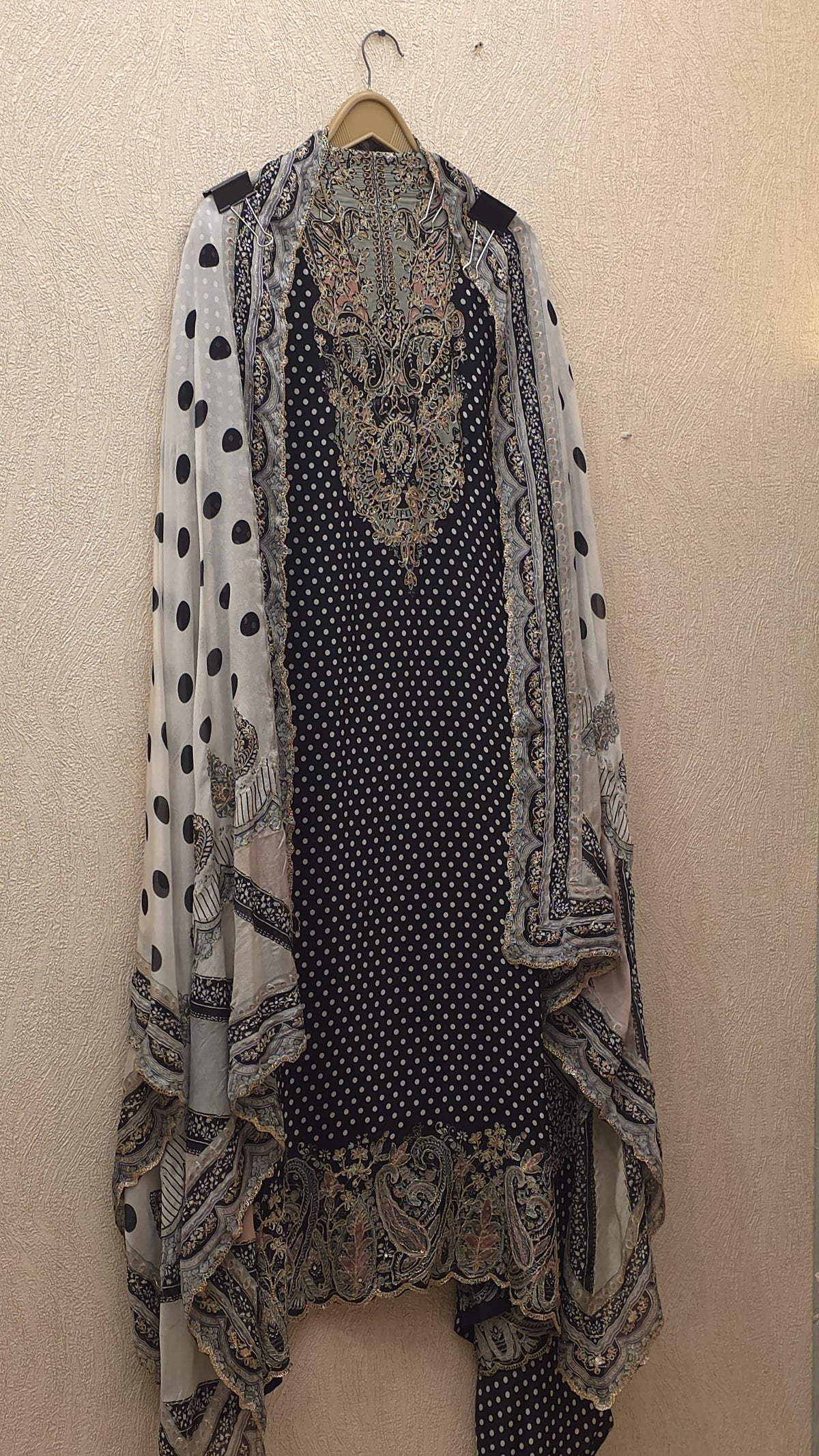 Crepe Zari-Ari Embroidery Suit