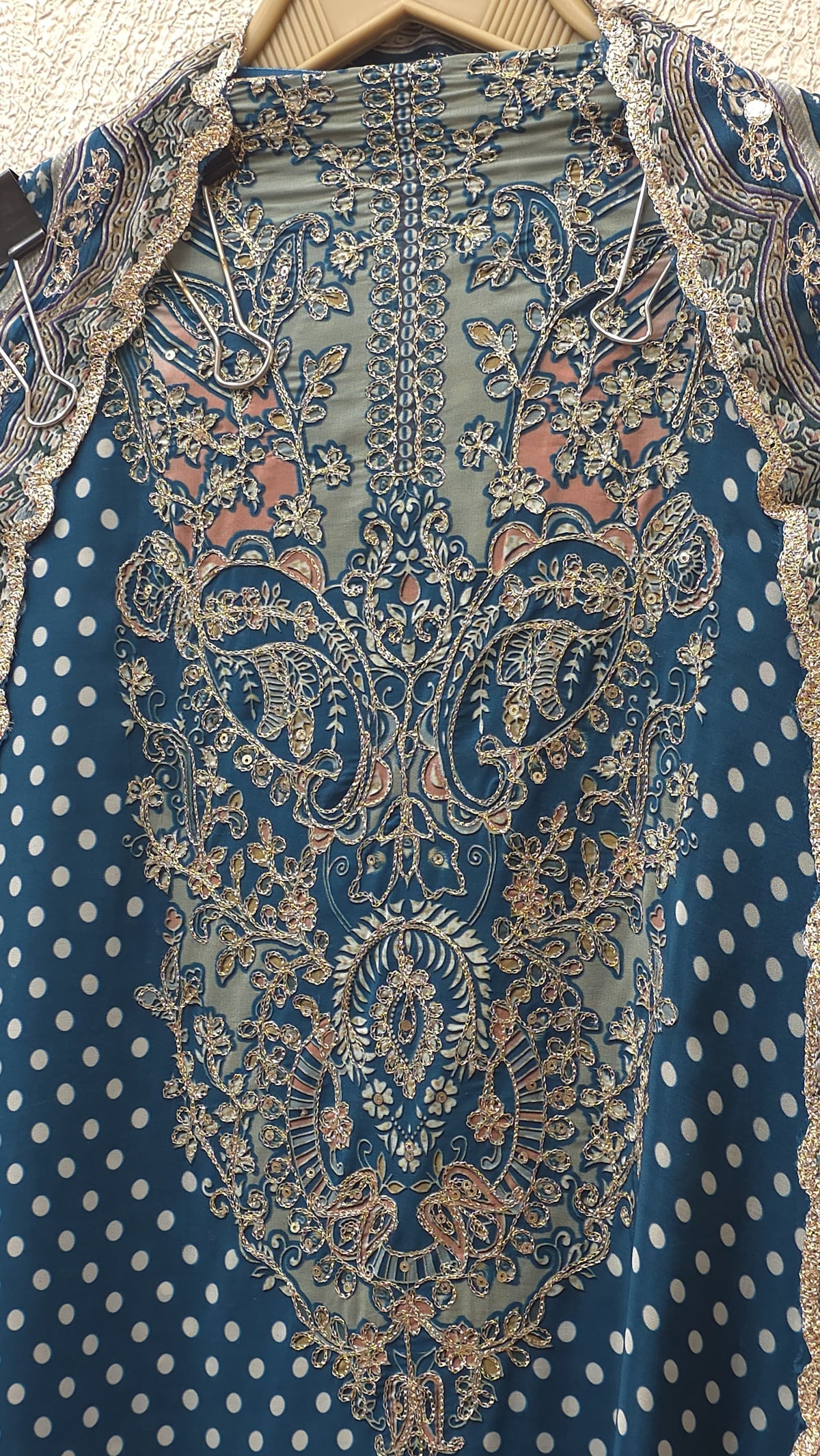 Crepe Zari-Ari Embroidery Suit