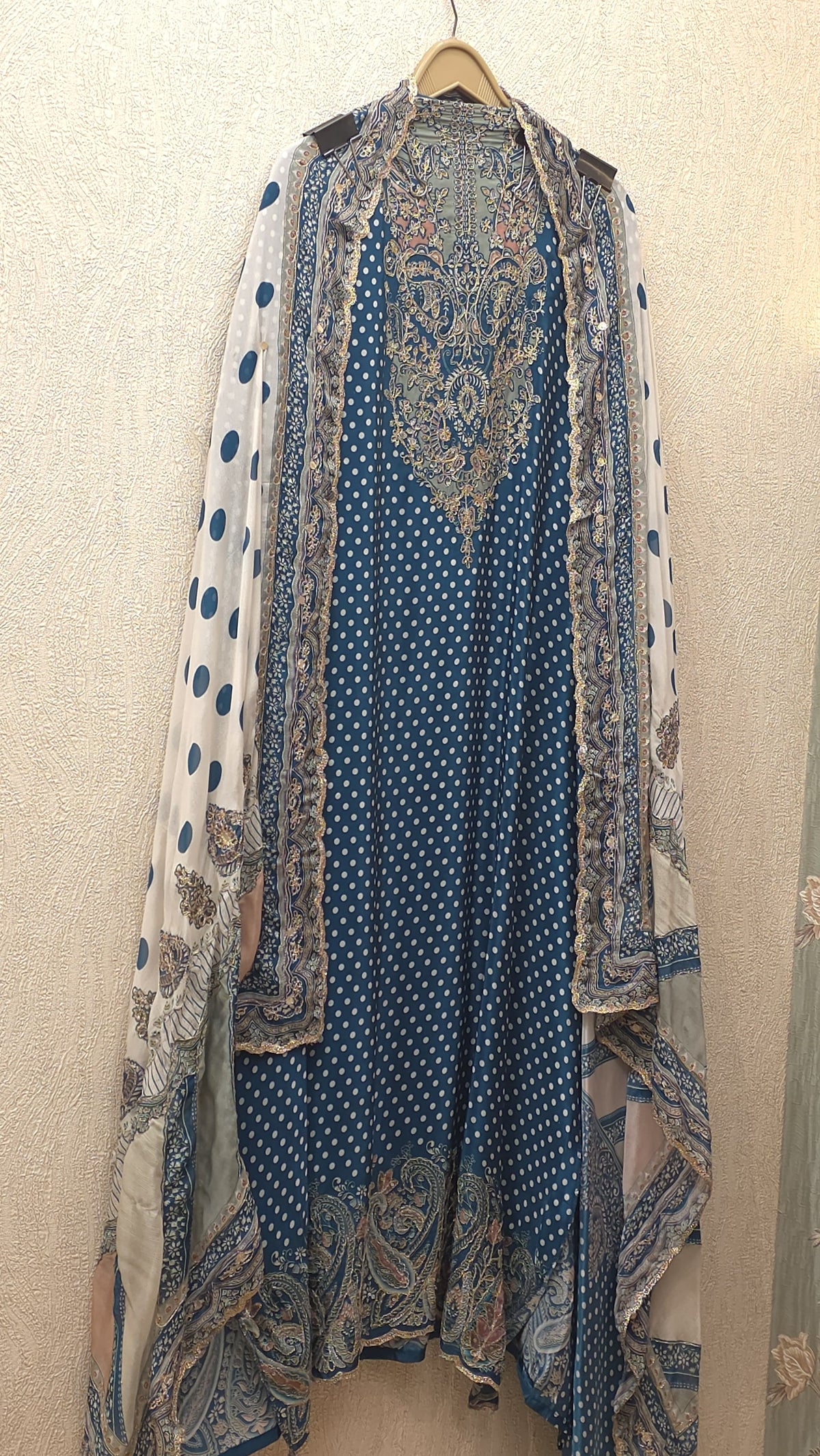 Crepe Zari-Ari Embroidery Suit